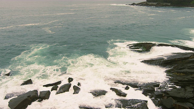 慢镜头拍摄的岩石海岸在巴西里约热内卢视频素材