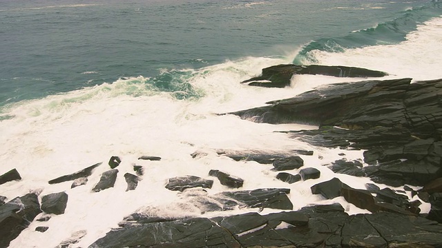慢镜头岩石沿着糖面包山海岸线在里约热内卢de Janeiro，巴西视频素材