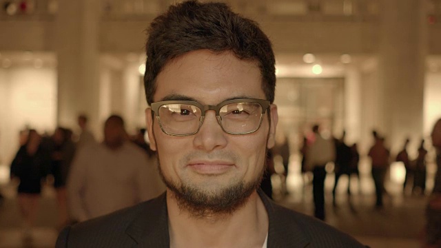 年轻的亚洲男人戴着眼镜站在城市的生活方式肖像视频素材