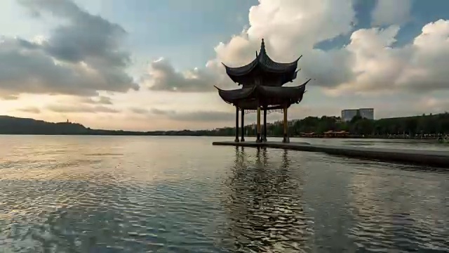 4k时光流逝:中国杭州西湖凉亭上空的云朵视频下载