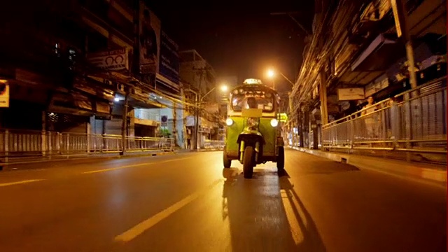 游客骑嘟嘟车在曼谷4K视频素材