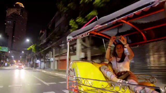 游客骑嘟嘟车在曼谷4K视频素材