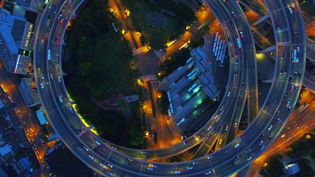 上海南浦大桥，夜间的螺旋桥视频下载