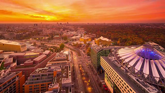 柏林波茨坦广场城市天际线在夏季与交通和戏剧性的多彩日落时光流逝Zoom视频素材