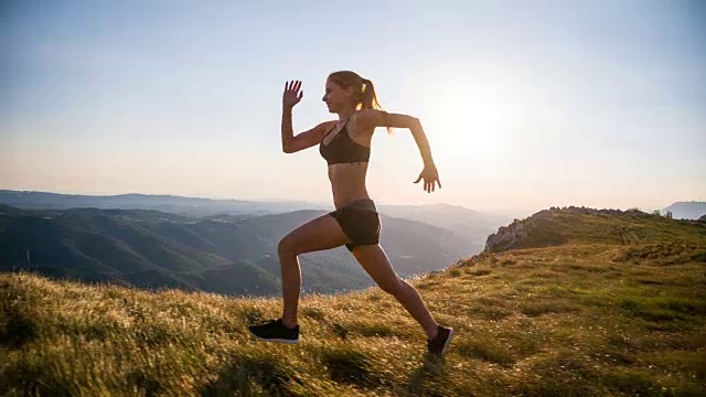在山上训练的年轻女子赛跑运动员视频素材
