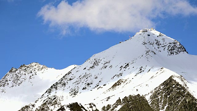 中速拍摄雪峰，Passo Lucomagno，州格劳宾登，瑞士视频下载