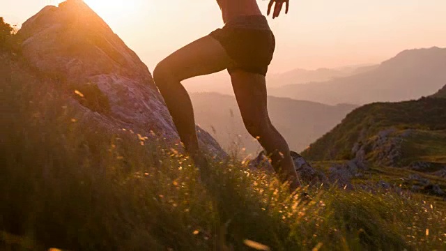 年轻的女运动员在日落时跑上山视频素材