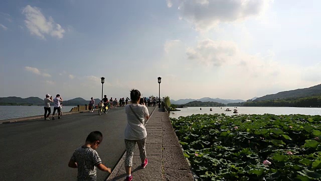 游客在西湖的断桥上散步，杭州，中国视频下载