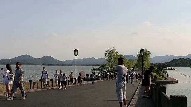 游客在西湖的断桥上散步，杭州，中国视频下载
