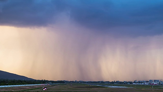 暴雨云，暴雨，清迈国际机场视频素材
