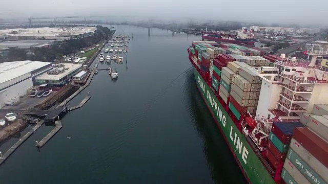 集装箱船在墨尔本韦斯特盖特大桥下行驶视频素材