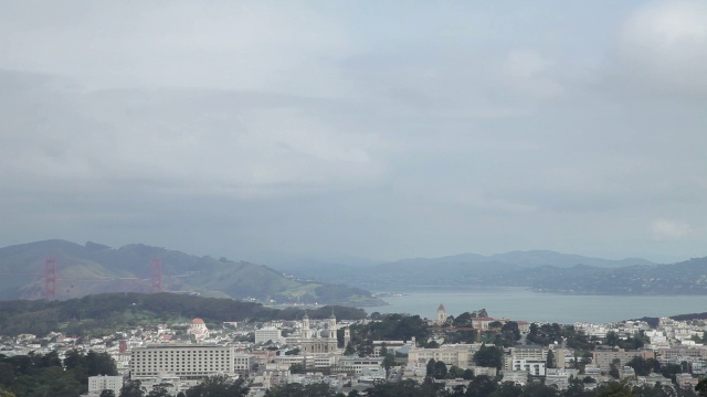 高角度广角拍摄的旧金山，海湾和金门大桥视频素材