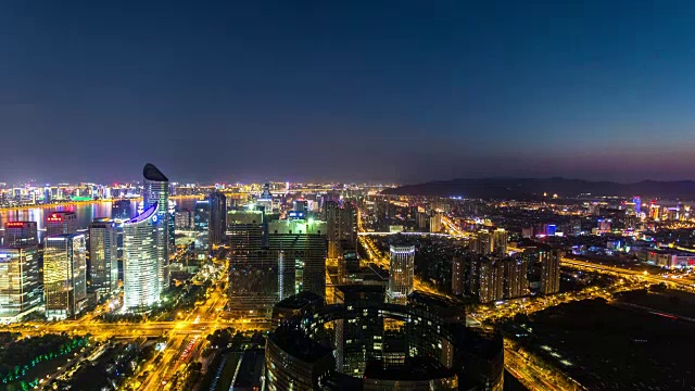 白天到夜晚4K延时:照亮杭州城市景观在黄昏，浙江，中国视频素材