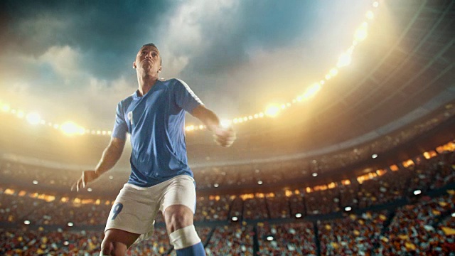 足球:职业球员踢出一个强有力的球视频素材