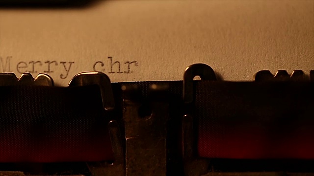 “圣诞快乐”是用一台旧打字机打出的视频素材