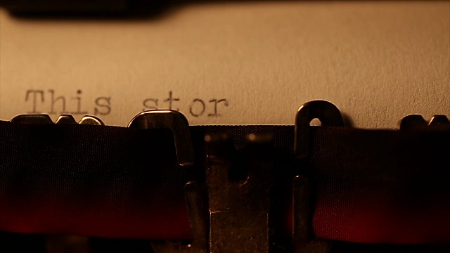 “这篇故事”是用一台旧打字机打的视频素材