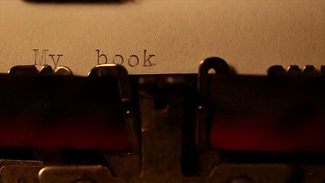 “我的书”是用一台旧打字机打出的视频素材