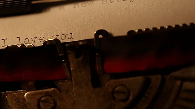 “我爱你”用一台旧打字机打出视频素材