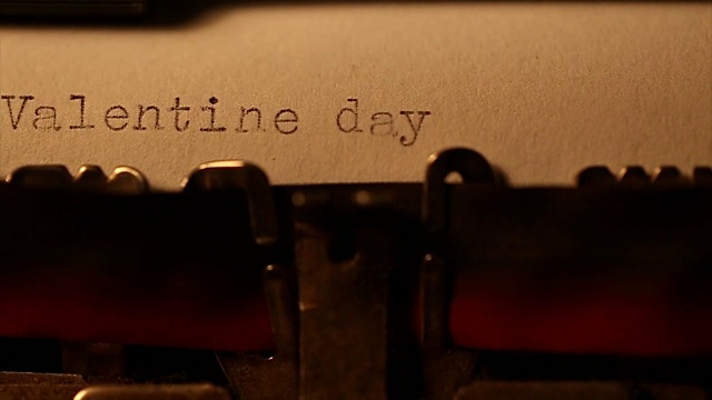 用一台旧打字机打出的“情人节”视频素材
