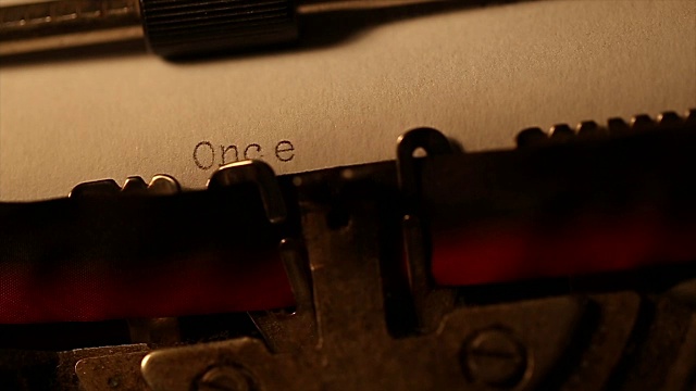 “很久以前”用一台旧打字机打字视频素材