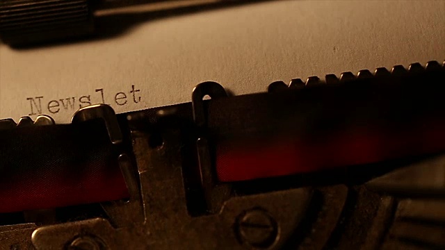 用旧打字机打出的“时事通讯”视频素材