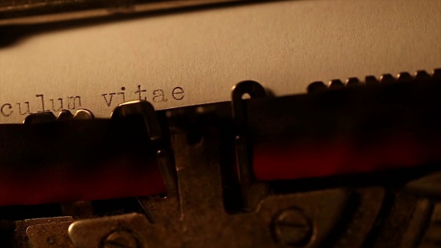 用旧打字机打印的“简历”视频素材
