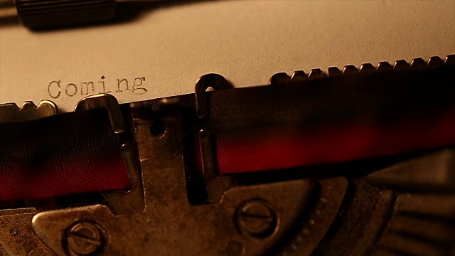 用旧打字机打字视频素材