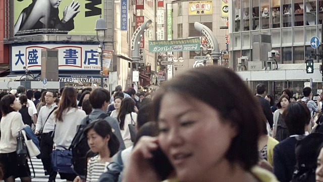 涩谷十字路口人群慢镜头日本东京。视频素材