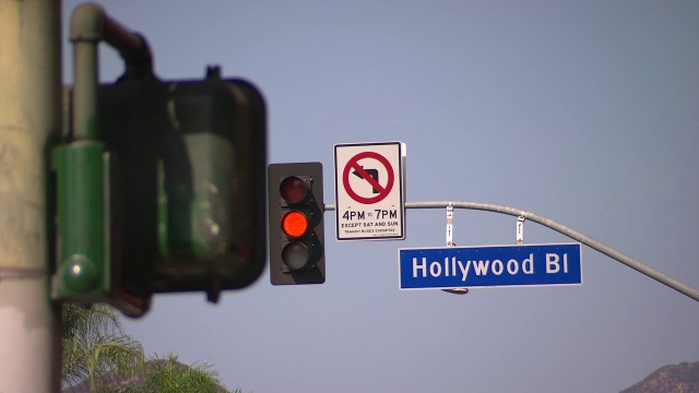 中等角度的好莱坞大道的街道标志。视频素材