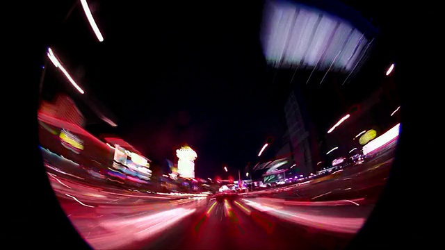 鱼眼掩蔽车的视角时间流逝驾驶在拉斯维加斯与霓虹灯/内华达州视频素材