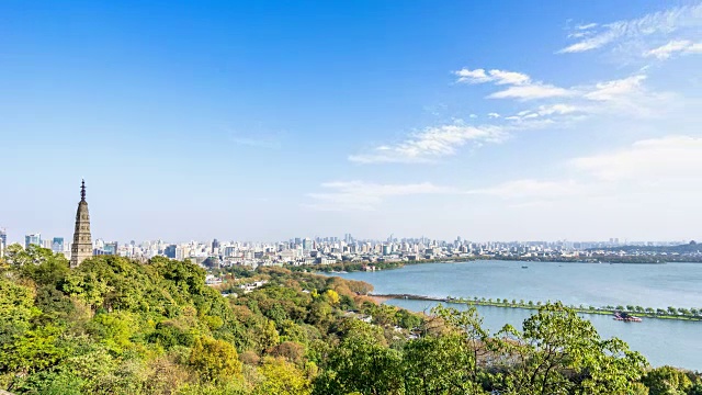西湖附近的山和杭州的城市景观在蓝天时光流逝视频下载