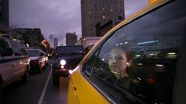 坐着出租车穿越纽约的女孩视频购买