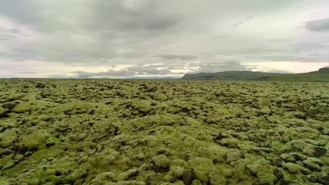 空中近距離飛行在冰島覆蓋著苔蘚的熔巖巖石上視頻素材