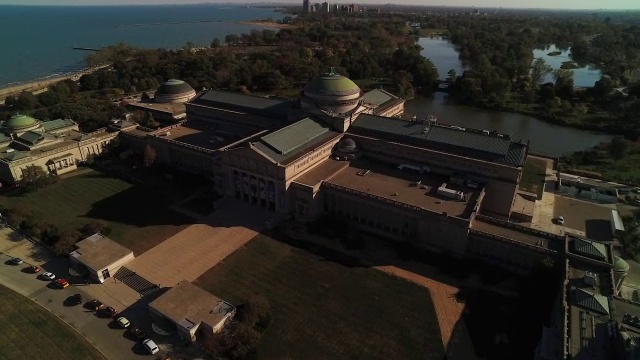 在晴朗的秋日，宽阔的镜头飞向芝加哥科学与工业博物馆视频下载