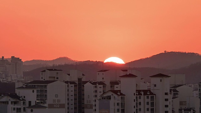 太阳落在公寓和山视频素材