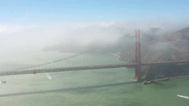 WS AERIAL POV金门大桥与雾，海岸线在背景/旧金山，加利福尼亚，美国视频素材