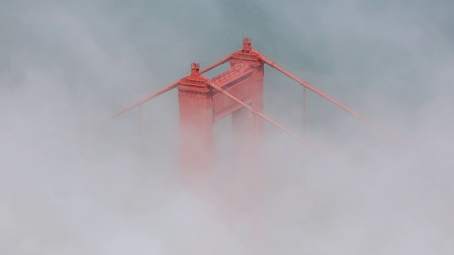 WS AERIAL POV带雾的金门大桥，远处的城市/旧金山，加利福尼亚州，美国视频素材