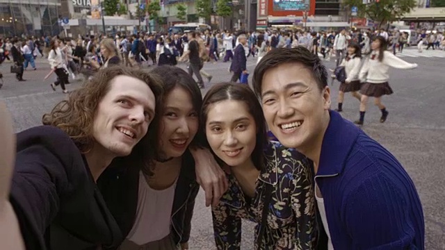 涩谷十字路口自拍朋友慢镜头东京日本。视频素材