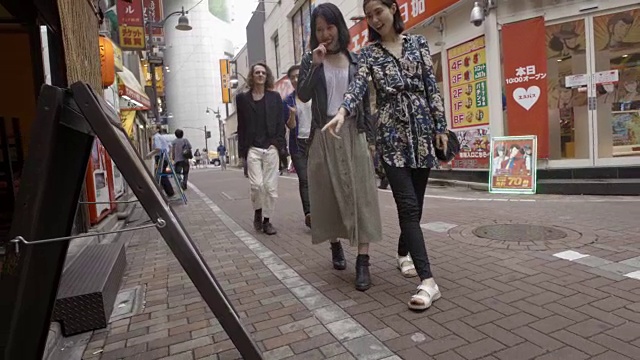 涩谷朋友看菜单步行街慢镜头东京日本。视频素材