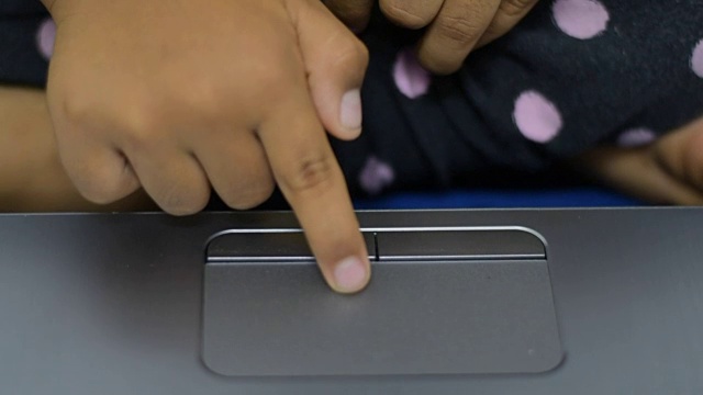 小男孩玩笔记本电脑视频素材