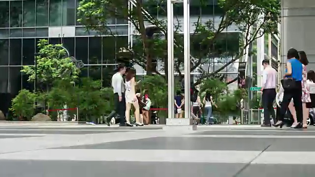 一群商务人士在新加坡中央商务区来回走动视频下载
