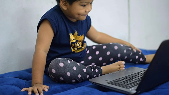 小男孩玩笔记本电脑视频素材