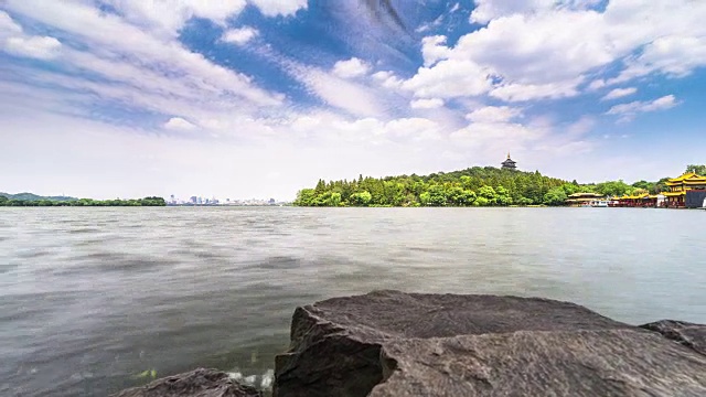 杭州雷峰塔位于西湖湖畔。间隔拍摄视频下载