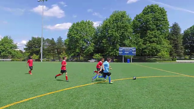 在比赛中把足球运出场地的小孩子视频下载