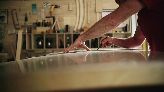 四十多岁的白人木匠马克·金属视频素材