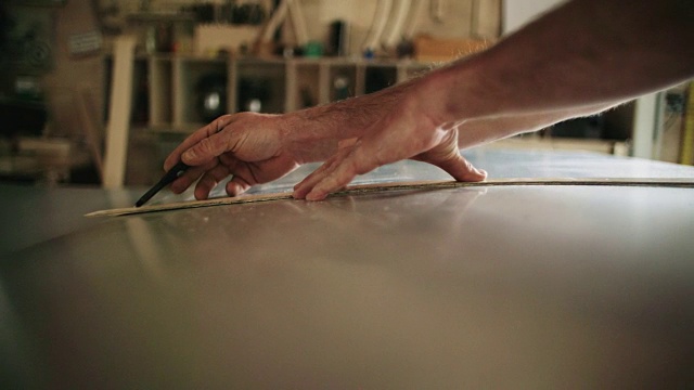 四十多岁的白人木匠马克·金属视频素材