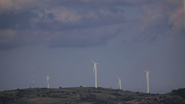 山上的风力涡轮机视频素材