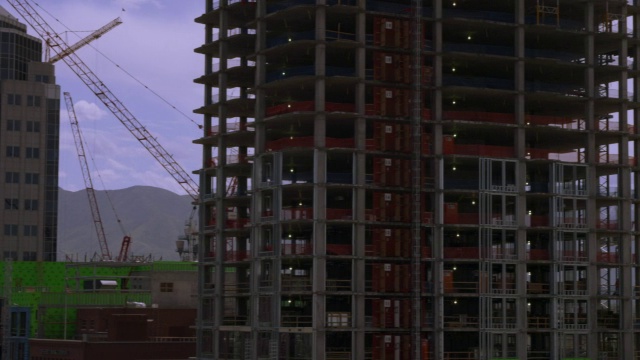 在盐湖城拍摄高层建筑，其中一个正在建设中。视频下载
