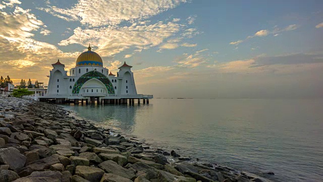 马六甲海峡的日出漂浮清真寺视频素材