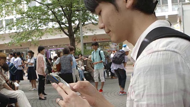 涩谷站日本青年发短信东京日本。视频素材